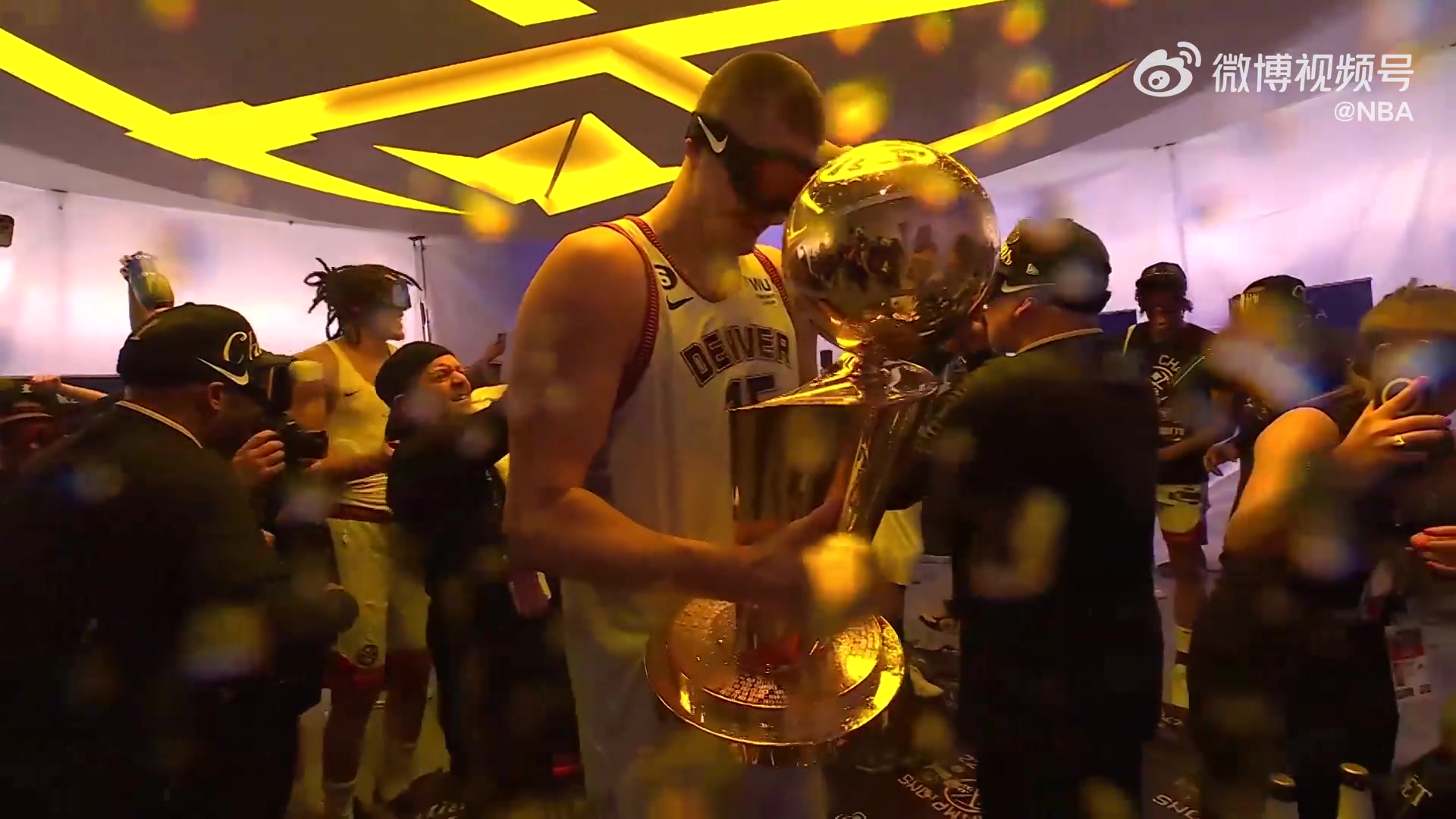 戴好護目鏡掘金眾將賽后準備開始香檳大戰