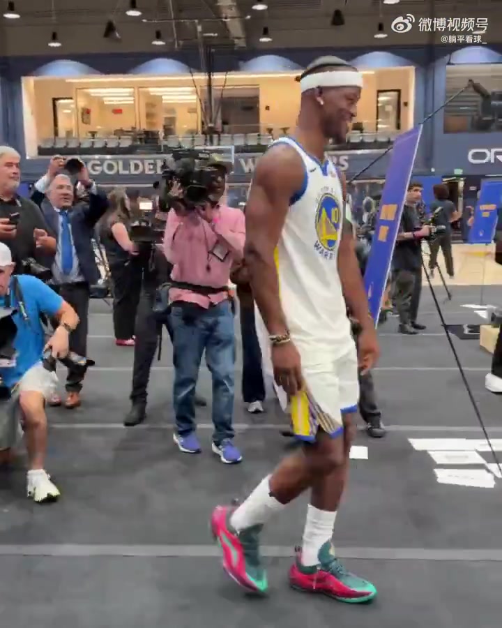 加起來(lái)一百多歲了庫(kù)里追夢(mèng)巴特勒媒體日同框合影